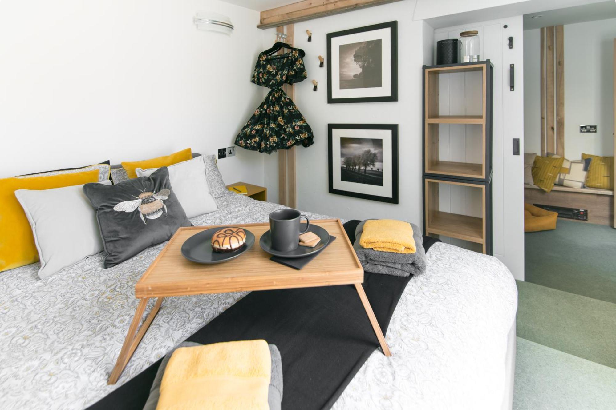 Luxury Bumblebee Longleat Aqua Sana Bath Dog Freendly Holiday home *