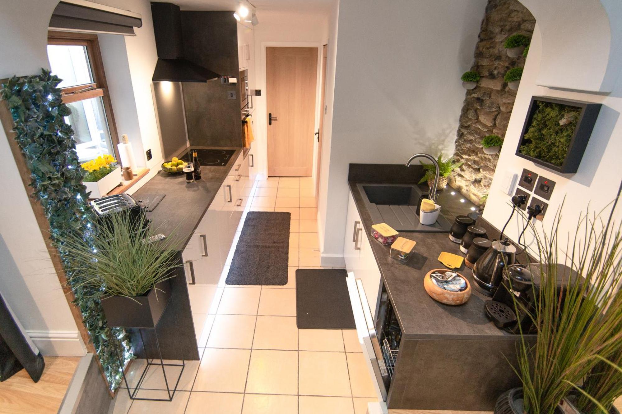 Luxury Bumblebee Longleat Aqua Sana Bath Dog Freendly Holiday home *