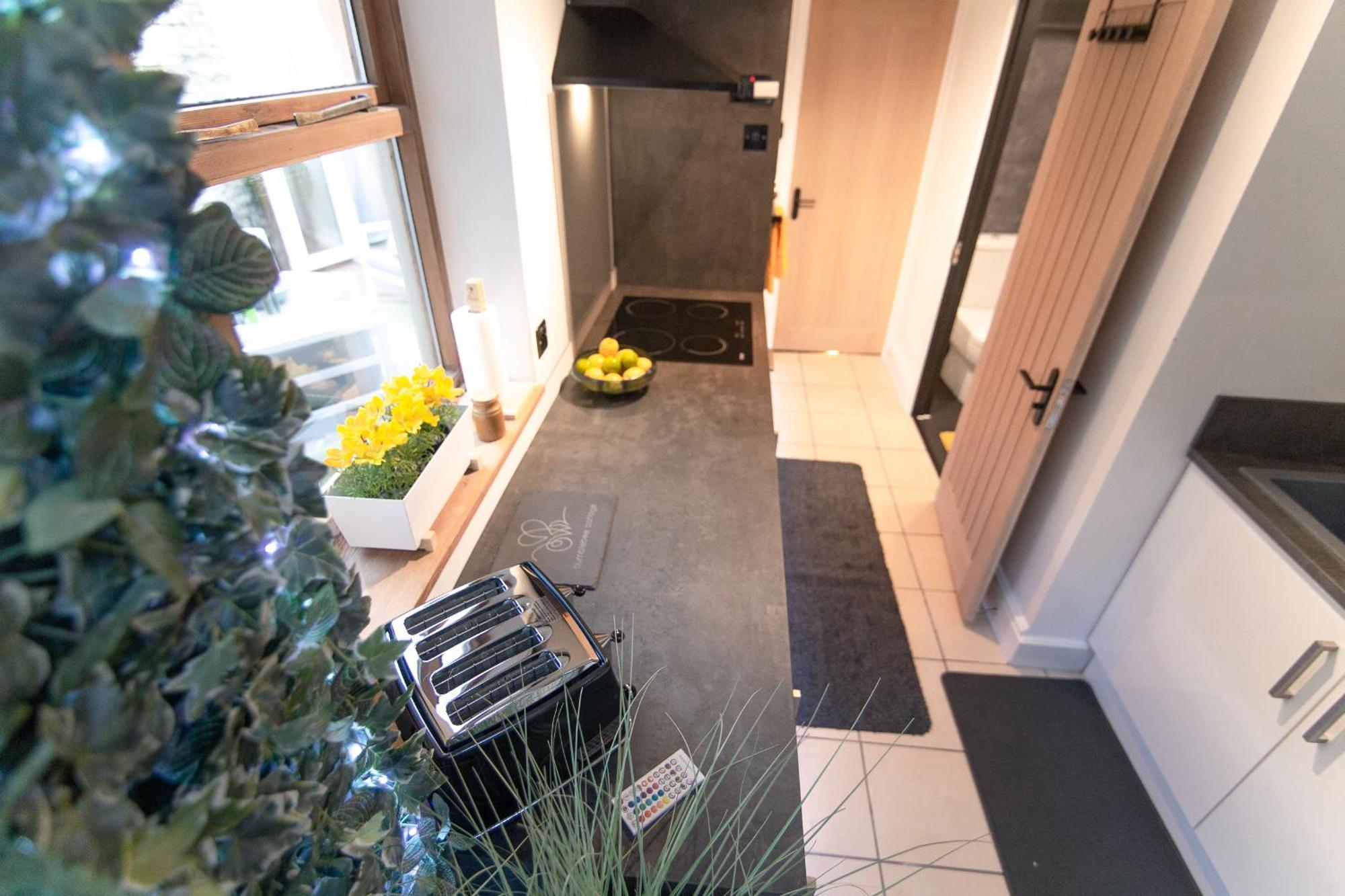 Luxury Bumblebee Longleat Aqua Sana Bath Dog Freendly Holiday home