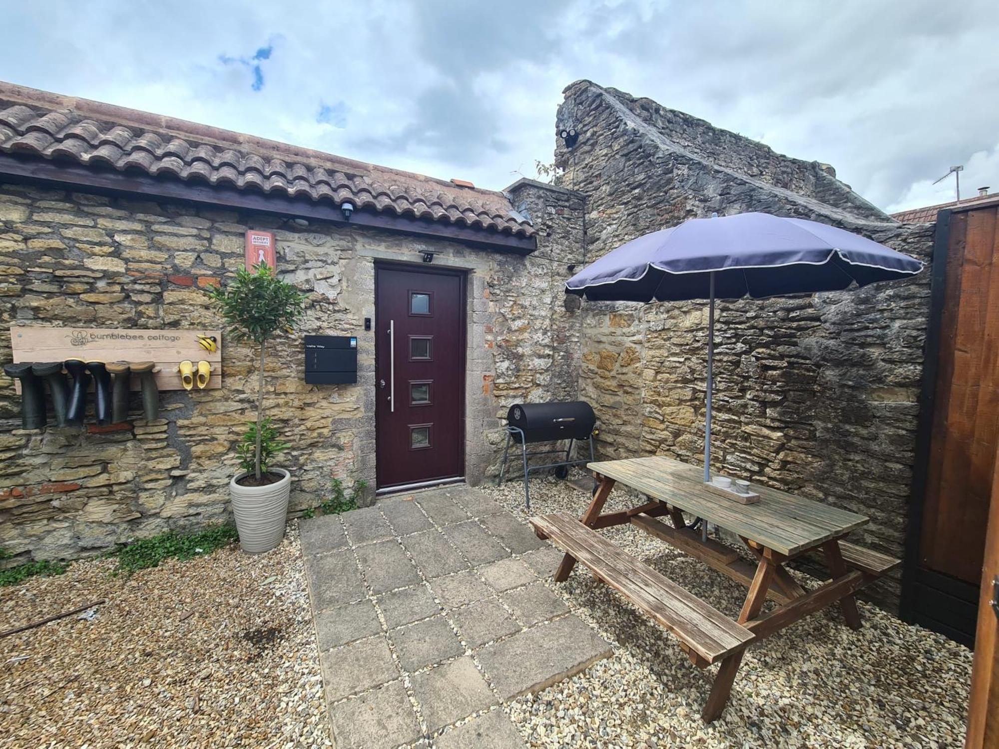 Holiday home Luxury Bumblebee Longleat Aqua Sana Bath Dog Freendly *